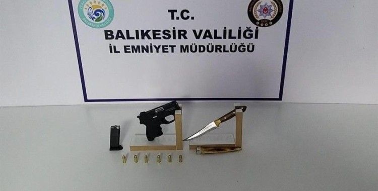 Balıkesir'de polis 13 aranan şahıs ve çok sayıda silah yakaladı