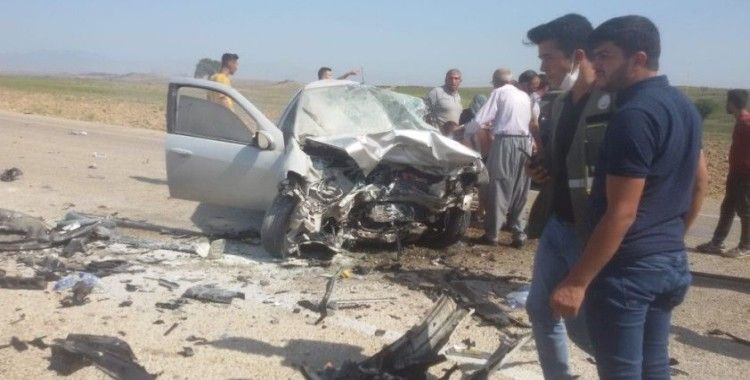 Adana'da iki otomobil kafa kafaya çarpıştı: 3 ölü