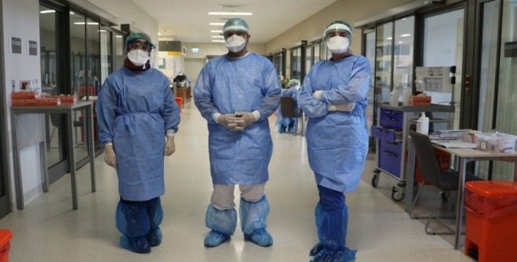 Covid-19 yoğun bakımında görev yapan doktorlar, gençleri uyardı
