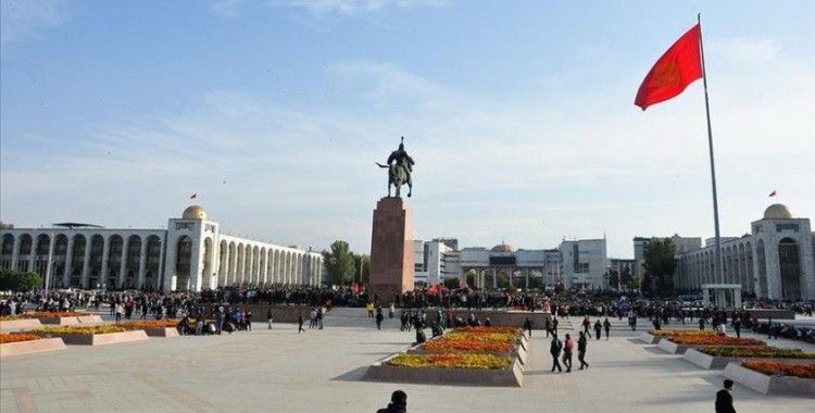 Kırgızistan'da protestolar: Cumhurbaşkanlığı binasında çıkan yangın kontrol altına alındı