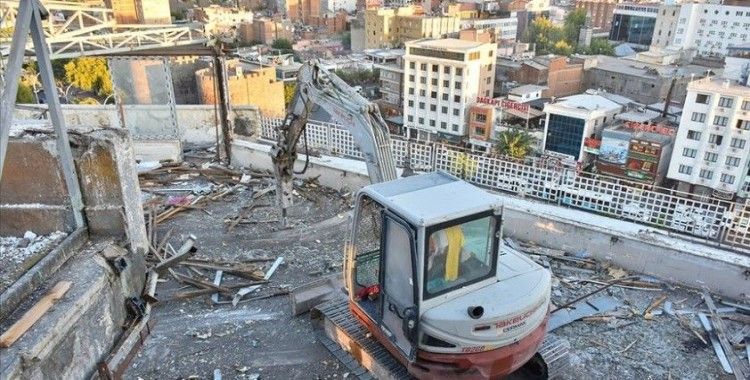 Meydan projesi kapsamında 'Diyarbakır'ın Gökdeleni'nin yıkımına başlandı