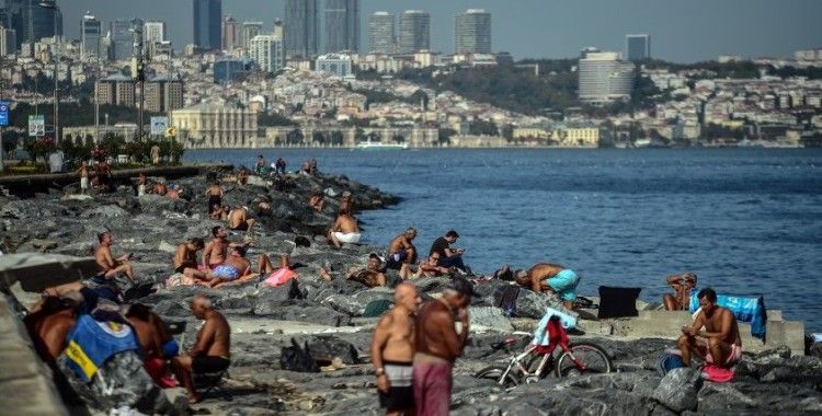 İstanbullular serinlemek için denize girdi