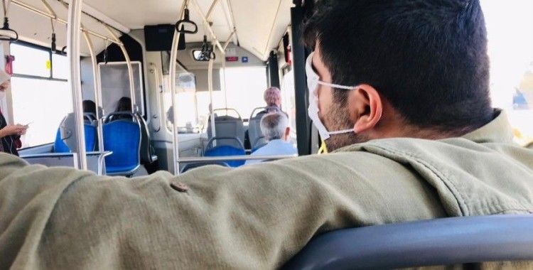 Otobüste yolculuk yaptı, maskeyle ağzı ve burnu yerine gözlerini kapattı