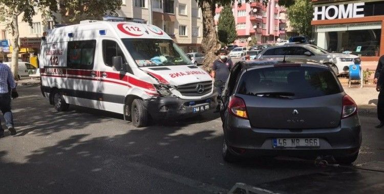 Ambulans otomobile çarptı: 2 sağlıkçı yaralı