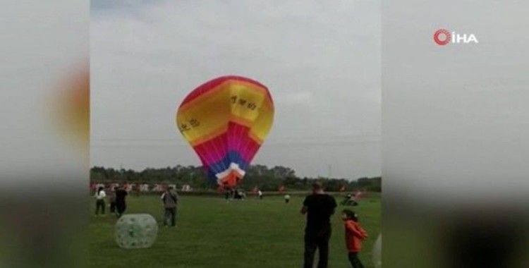 Çin'de sıcak hava balonunun sepetine asılı kalan çalışan metrelerce yüksekten yere çakıldı