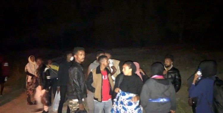İzmir'de 25 kaçak yabancı uyruklu şahıs yakalandı