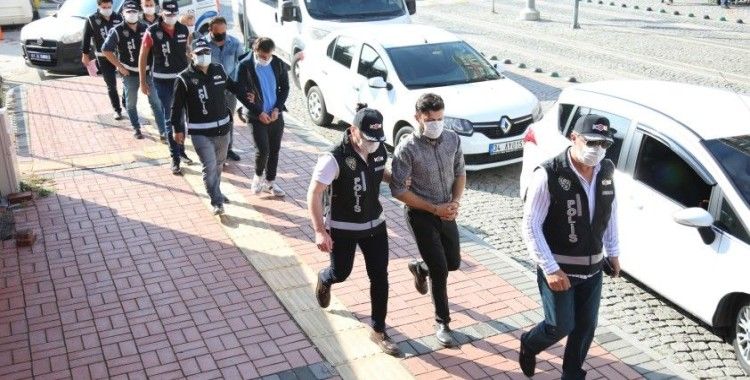 Kocaeli'de FETÖ operasyonunda yakalanan 5 kişi adliyeye sevk edildi