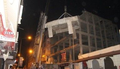 Kilis'te çürük binaya gece yıkımı