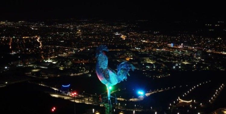 Denizli'de Azerbaycan bayrağının renkleri ışıkla 27 metrelik horoz heykeline yansıtıldı