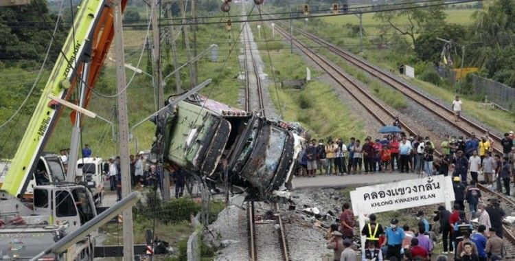 Tayland'da otobüsle tren çarpıştı: 20 ölü 29 yaralı