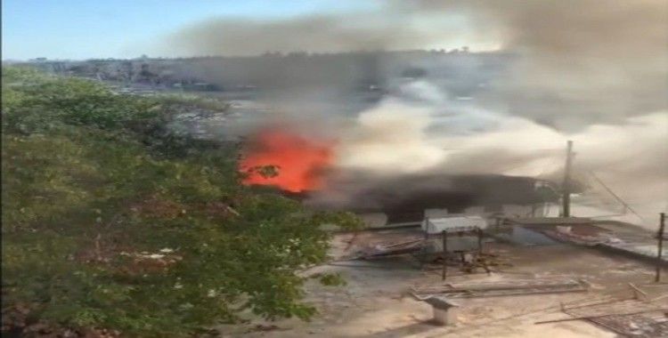 Antalya'da mobilya deposunda yangın