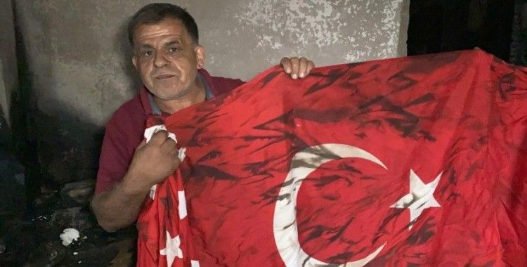 Alevlerin sardığı evde, Türk bayrağı yanmadı