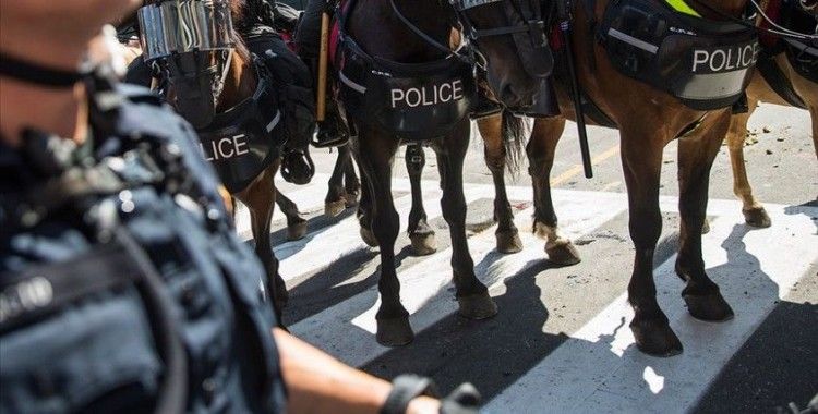 ABD'de atlı polislerin kelepçeyle arkalarında yürüttüğü siyahiden 1 milyon dolarlık dava