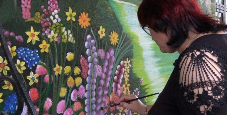 Rus ressam evinin duvarına yaptığı çizimlerle ilgi odağı oldu