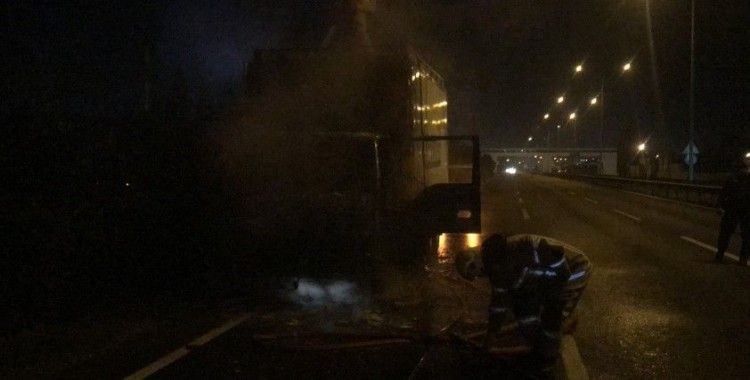 Bursa'da bir kamyon ve bir minibüs alev alev yandı