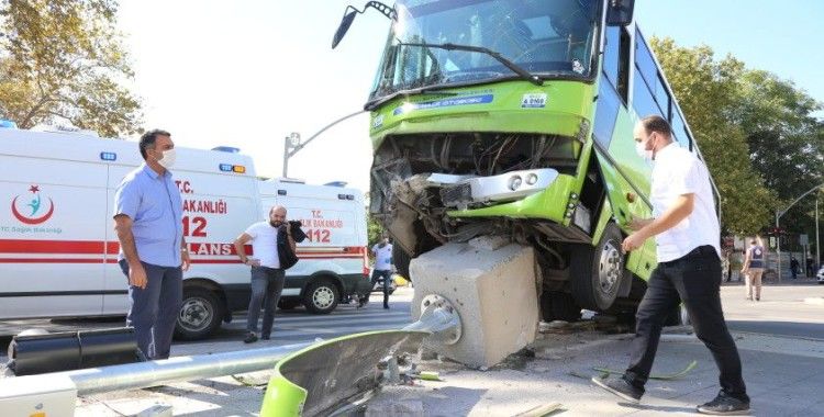 Hafif ticari araç ile çarpışan halk otobüsü şaha kalktı: 7 yaralı