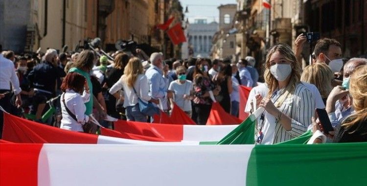 İtalya'da hükümet Kovid-19'a yönelik yeni sıkı tedbirleri kabul etti