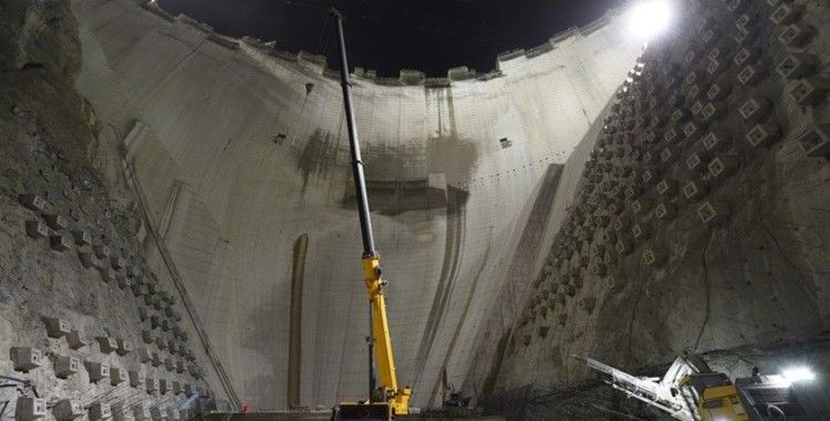 Yusufeli Barajı inşaatı gece gündüz demeden devam ediyor