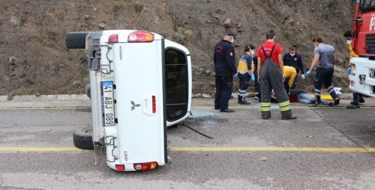 Kocaeli'de virajı alamayan kamyonet devrildi: 3 yaralı