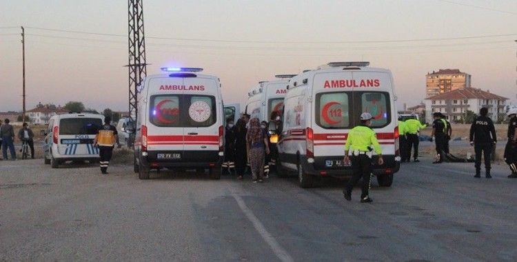 Karaman'da tarım işçilerini taşıyan minibüs ile otomobil çarpıştı: 13 yaralı