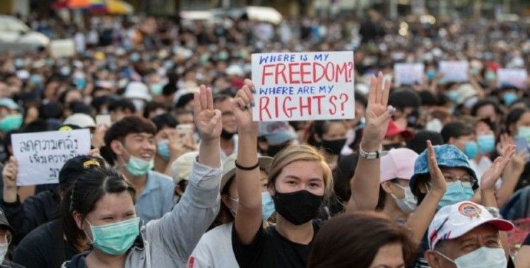 Tayland'da protestocular toplanma yasağına meydan okudu