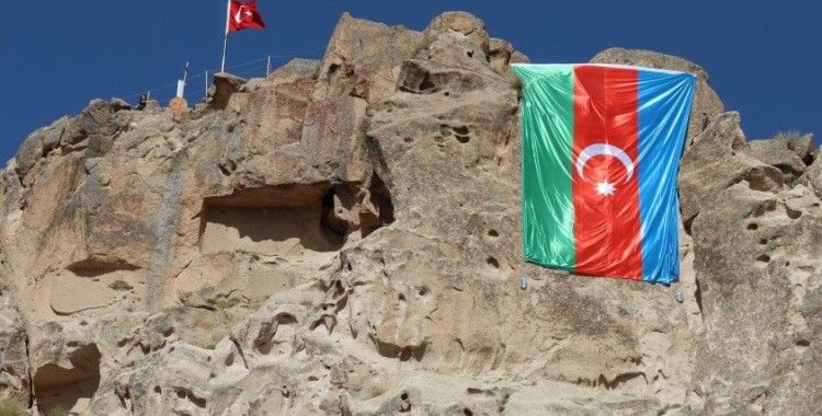 Dünyanın en yüksek peribacasına Azerbaycan bayrağı asıldı