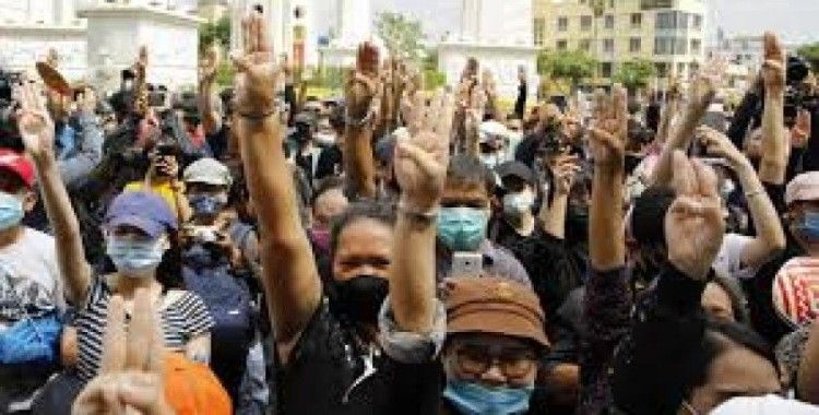 Tayland'da 'ülke krala değil, halka aittir' diyen protestocuları bastırmak için OHAL ilan edildi