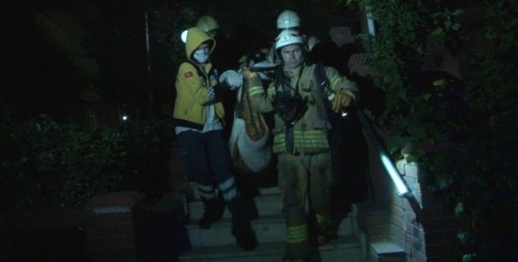 Beşiktaş’ta yangında mahsur kalan yaşlı vatandaş kurtarıldı arak hastaneye kaldırıldı