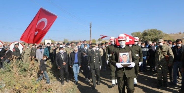 Türker Öksüz şehit cenazesine katıldı