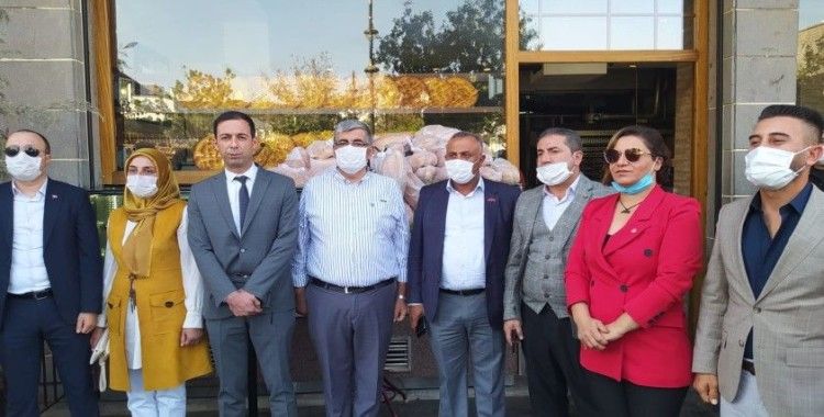 MHP Genel Başkanı Devlet Bahçeli'nin 'askıda ekmek' kampanyasına Diyarbakır'dan destek
