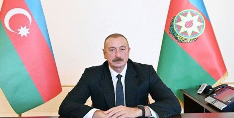 'Tarihi Hudaferin Köprüsü'ne Azerbaycan bayrağı dikildi'
