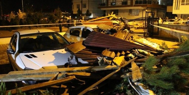 Başkent'te şiddetli fırtına binaların çatısını uçurdu