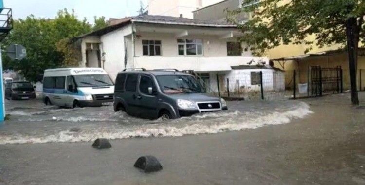 İstanbul'da yoğun yağış etkili oldu, yollar göle döndü