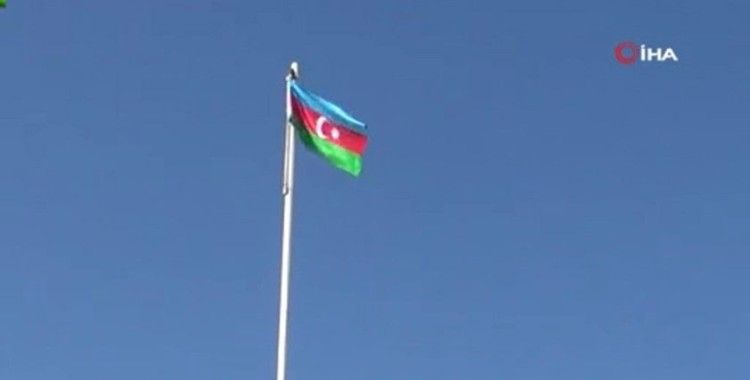 Ermenistan işgalin kurtarılan Fuzuli kentine Azerbaycan bayrağı dikildi