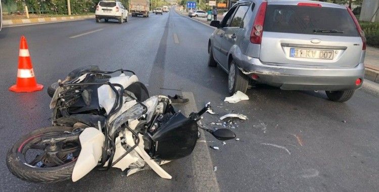 Duran otomobile arkadan çarpan motosiklet sürücüsü ağır yaralandı