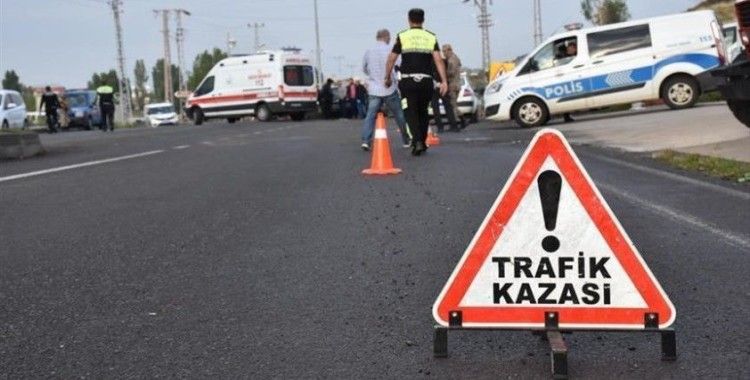 Kocaeli'de otomobil ile servis minibüsü çarpıştı: 5 yaralı