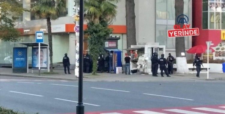 Gürcistan'da banka soymak isteyen saldırgan 20 kişiyi rehin aldı