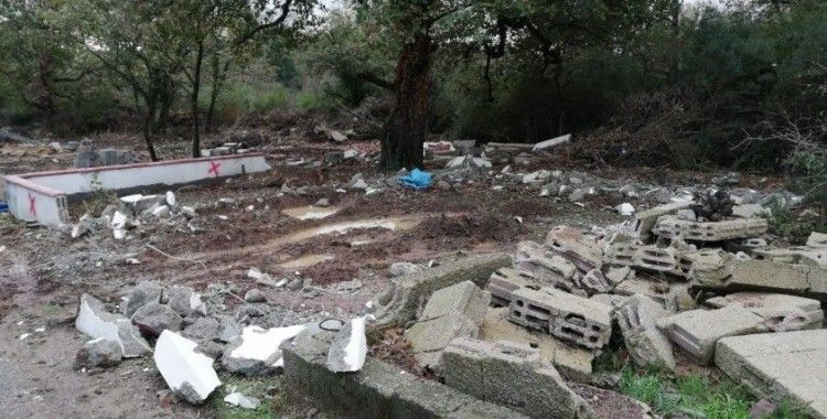 İBB Pendik mezarlığındaki kaçak yapıları kaldırdı