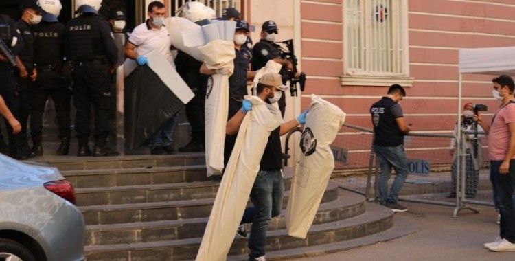 HDP Diyarbakır İl Başkanlığı binasından delil torbalarıyla çok sayıda doküman çıkartıldı