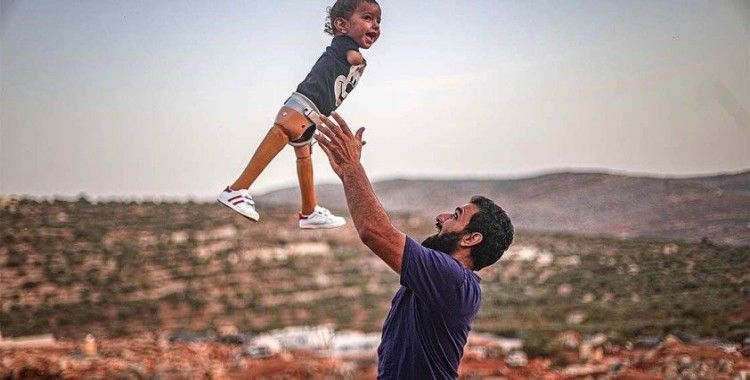Muhammed bebek Türkiye'de kavuştuğu protez bacaklarıyla İdlib'e döndü 