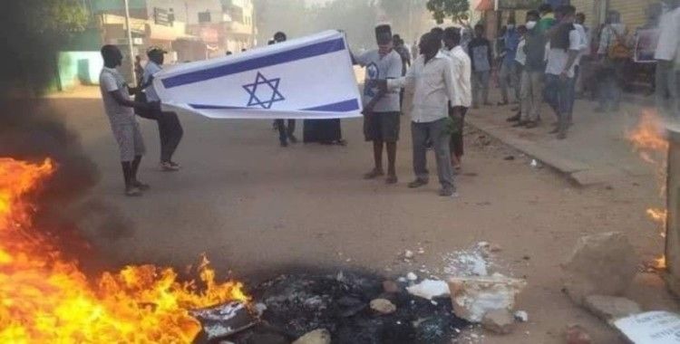 Sudan’daki gösterilerde İsrail bayrağı ateşe verildi