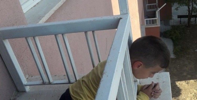 Kafası balkon korkuluklarına sıkışan çocuğu itfaiye kurtardı