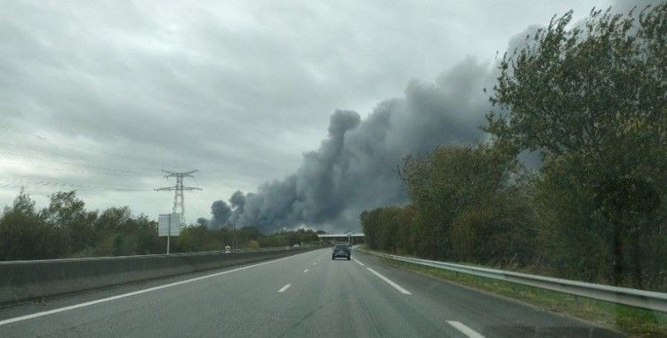 Fransa'da 8 bin metrekarelik depoda yangın