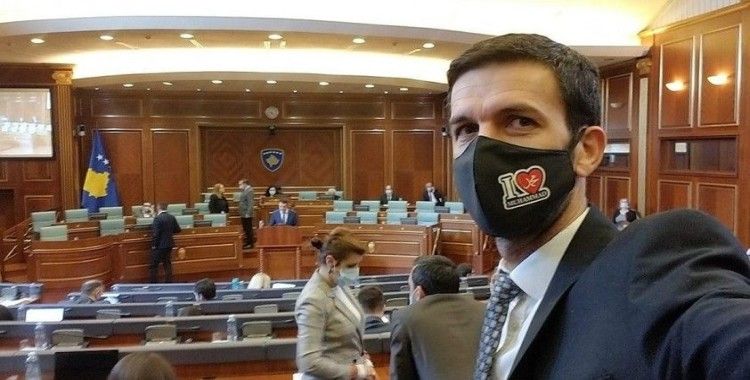 Kosova milletvekili 'I Love Muhammed' yazılı maskeyle Meclis oturumuna katıldı