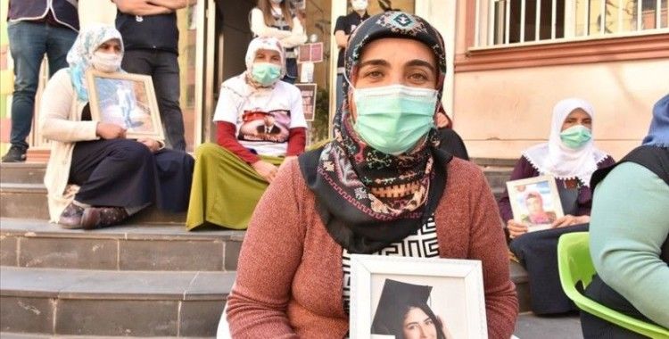 Diyarbakır annelerinden Mutlu: Kızımı alana kadar da bu kapıdan kalkmam