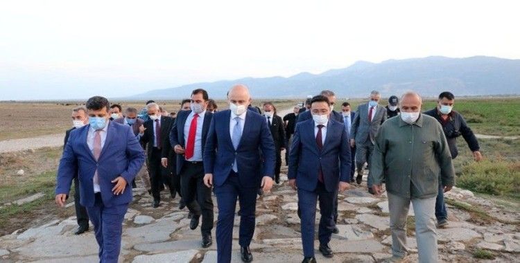  Bakan Karaismailoğlu, Afyonkarahisar’da tarihi köprüyü inceledi