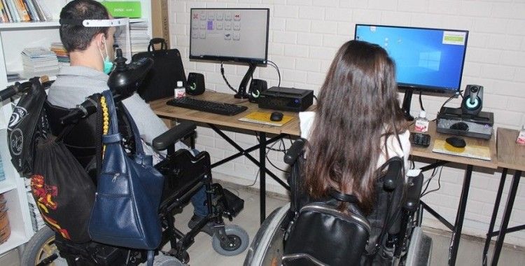 Engelliler bilgisayarları gözleri ile kullanıyor