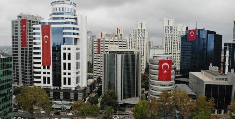 Maslak'ta gökdelenlere dev Türk bayrakları asıldı