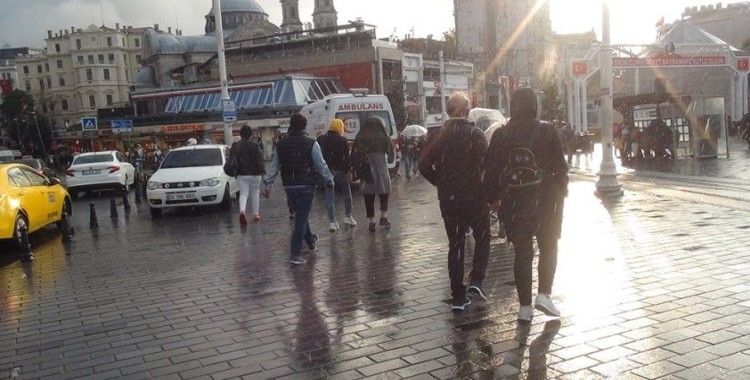  Taksim’de yağmur sonrası oluşan gökkuşağı hayran bıraktı