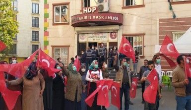Evlat nöbeti tutan aileler 29 Ekim Cumhuriyet Bayramı'nı kutladı